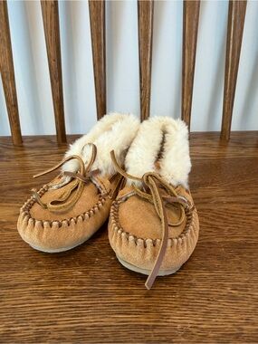 Minnetonka Kids' Moccasin Slippers - Tan Suede - Size 10 (Toddler/Little Kid)